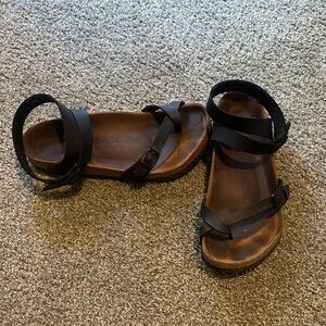 Birkenstock women’s black yara sandals
